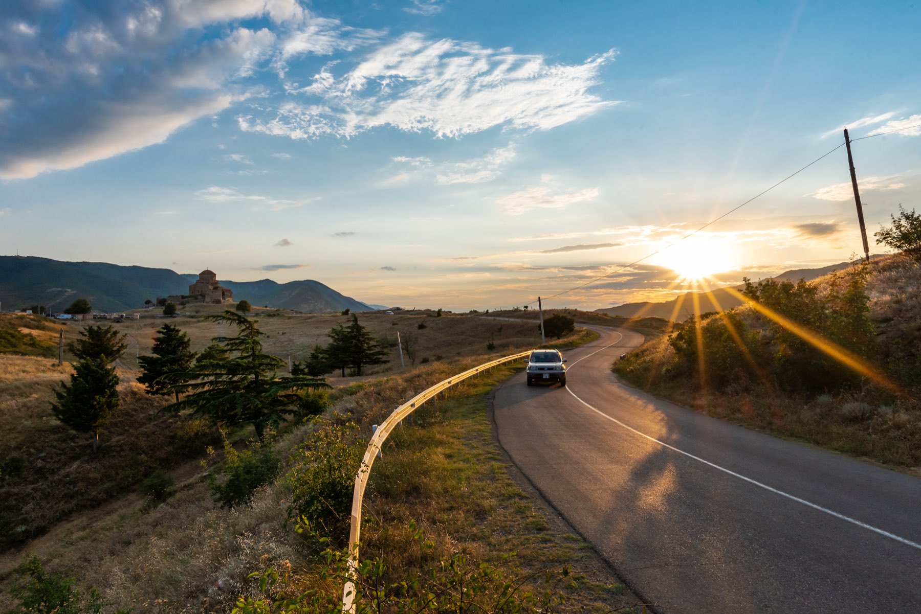 Estrada de montanha no Cáucaso georgiano ao pôr do sol