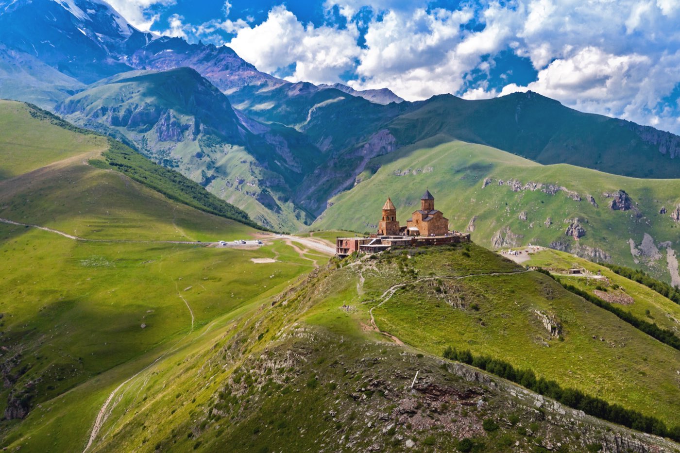 Igreja de Gergeti sobre o vale, no Cáucaso georgiano