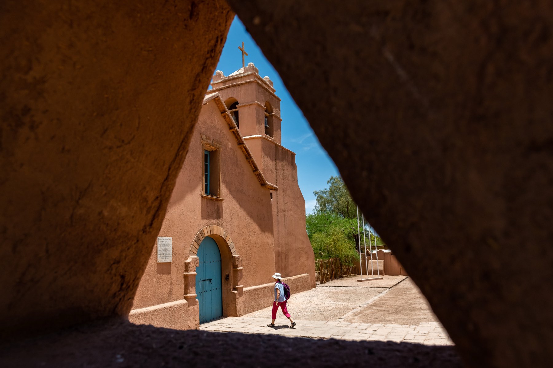 Igreja de San Pedro de Atacama vista por uma fresta