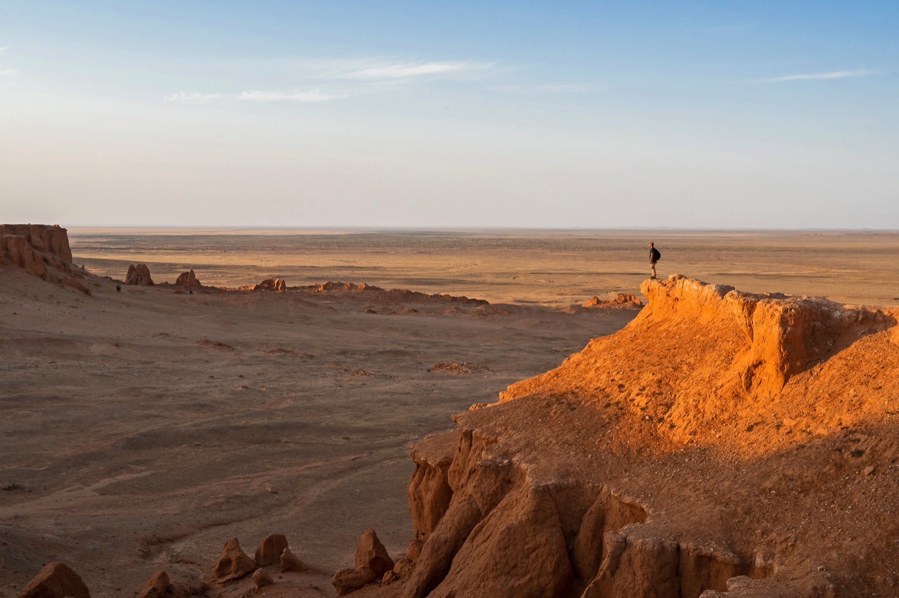 Penhascos vermelhos do Gobi ao amanhecer
