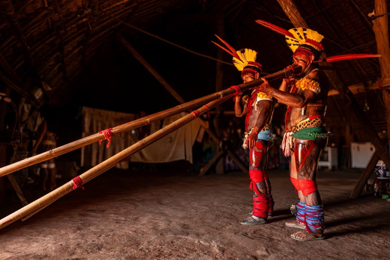 Ritual com flautas no Alto Xingu