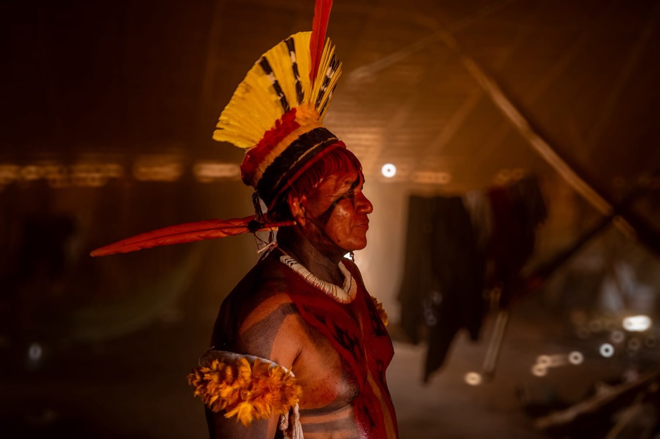 Retrato com cocar de penas no Alto Xingu